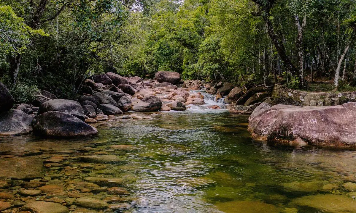 Rio Três Barras correndo pela Serra Catarinense, refúgio de pesca de truta