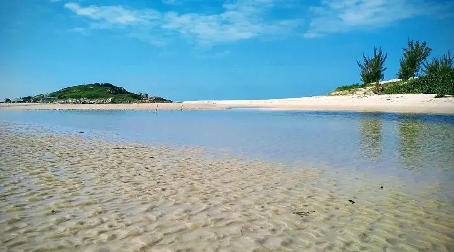 Vista da Lagoa de Garopaba com a Barra da Ferrugem ao fundo