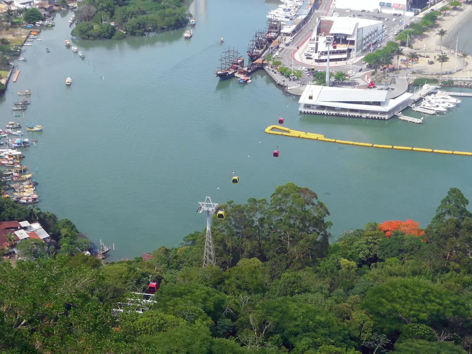 Foz do Rio Camboriú com a passarela e o teleférico ao fundo