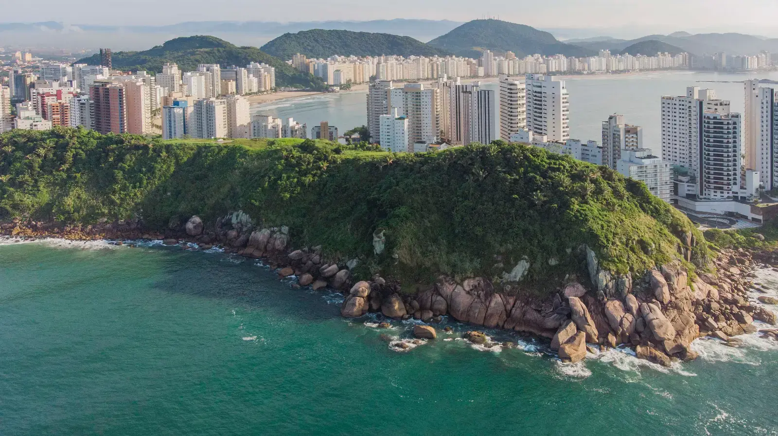 Costão rochoso no Guarujá, litoral de São Paulo