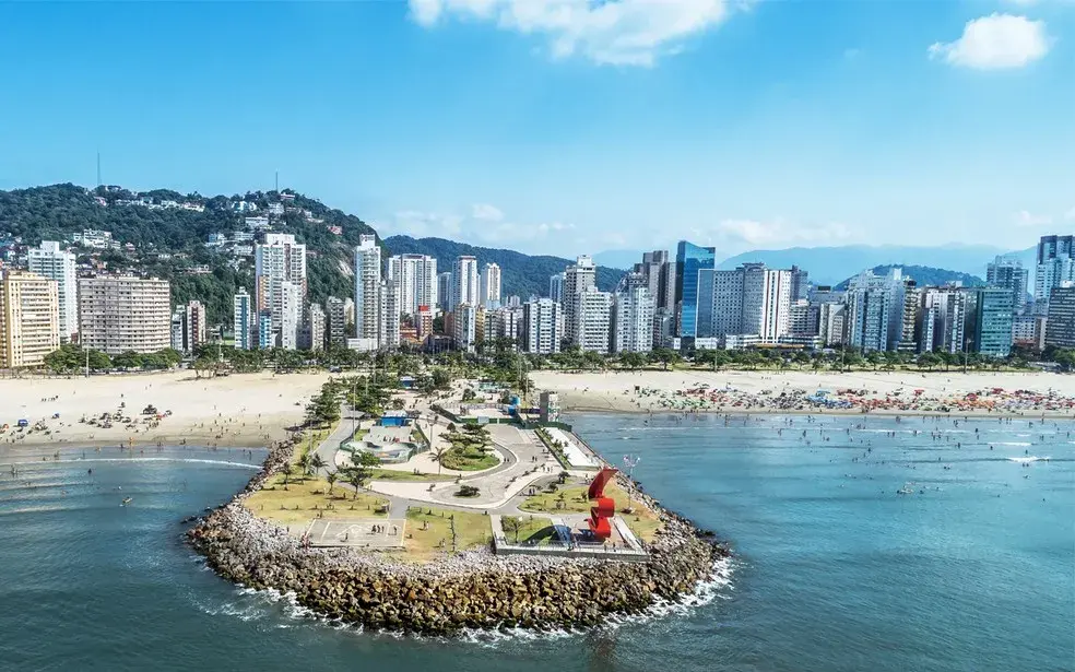 Vista aérea de Santos, no litoral de São Paulo, com a orla e o porto ao fundo