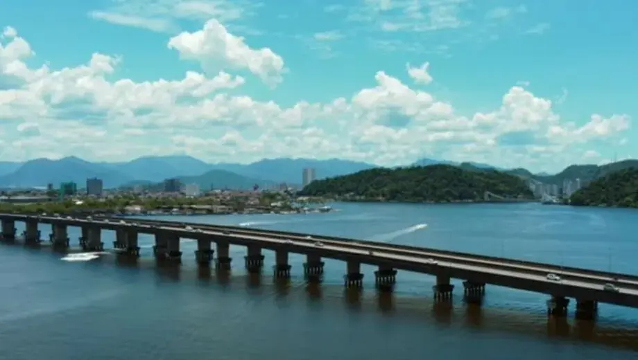 Águas calmas do Mar Pequeno entre Santos e São Vicente, com manguezal na margem