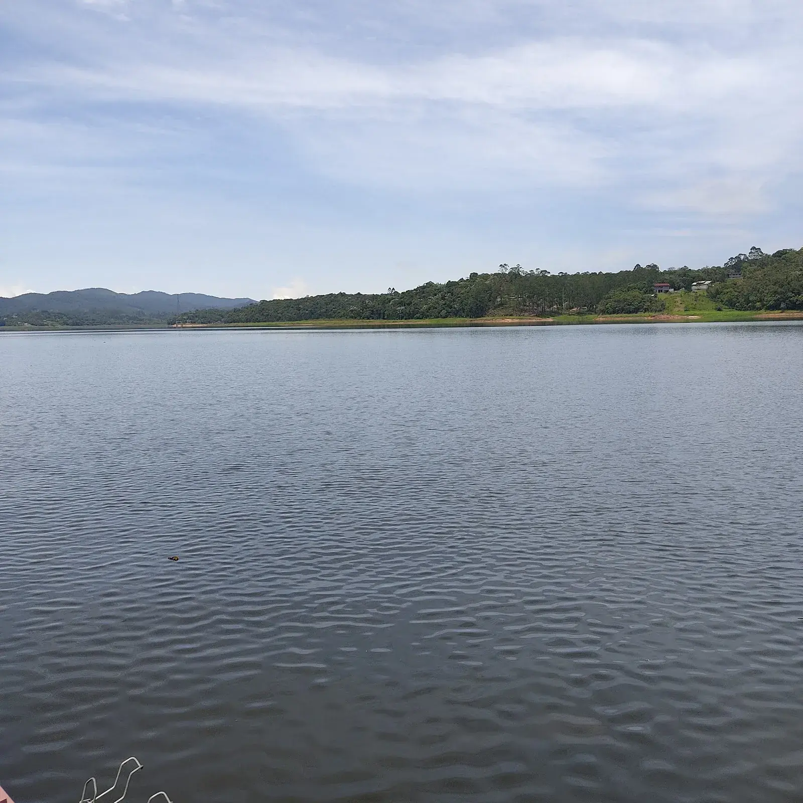 Plataforma flutuante coberta sobre o lago do Rancho do Pescador, em Mogi das Cruzes