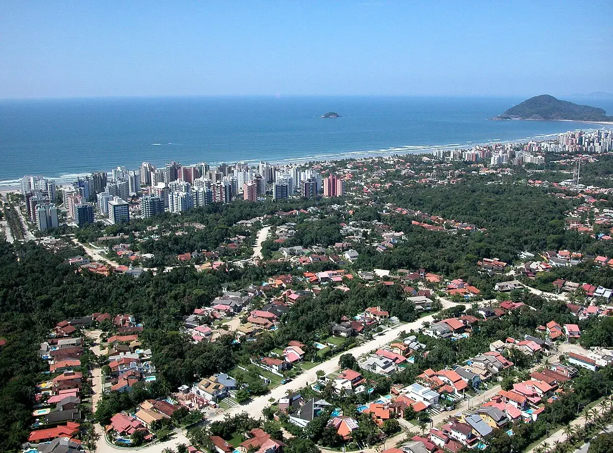 Vista aérea da Riviera de São Lourenço, em Bertioga (SP), com a praia e os prédios da orla