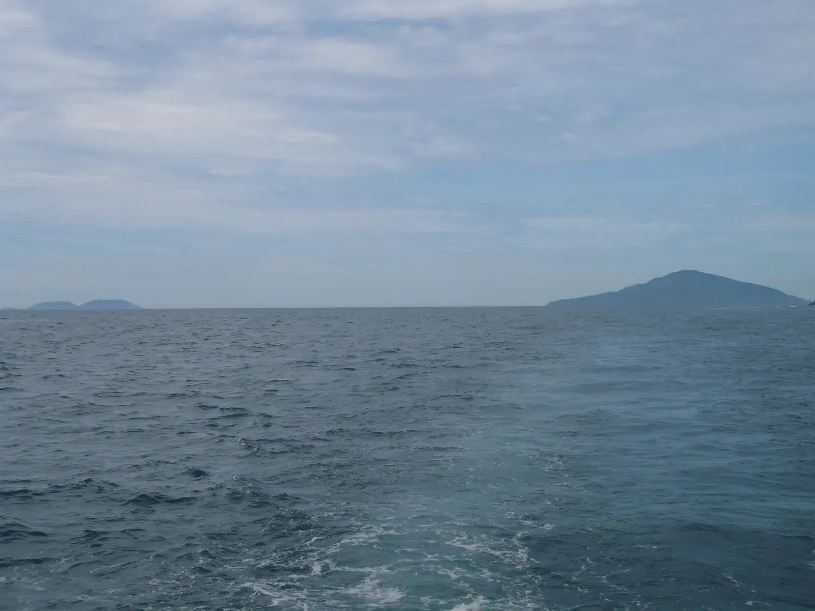 Ilha de Búzios e Ilha da Vitória vistas do mar, ao largo de Ilhabela (SP)