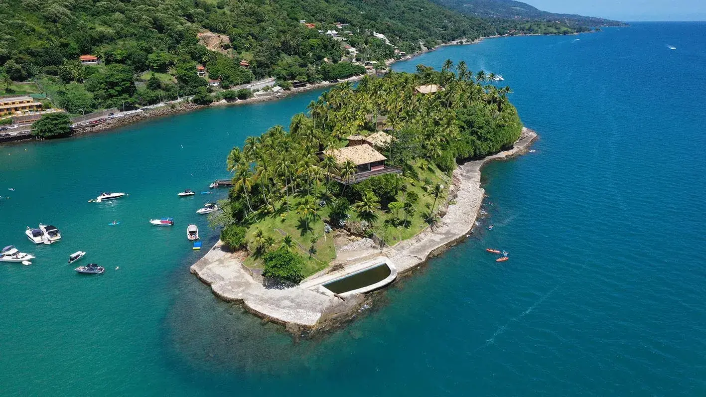 Praia da Ilha das Cabras, em Ilhabela (SP), com água cristalina e vegetação tropical