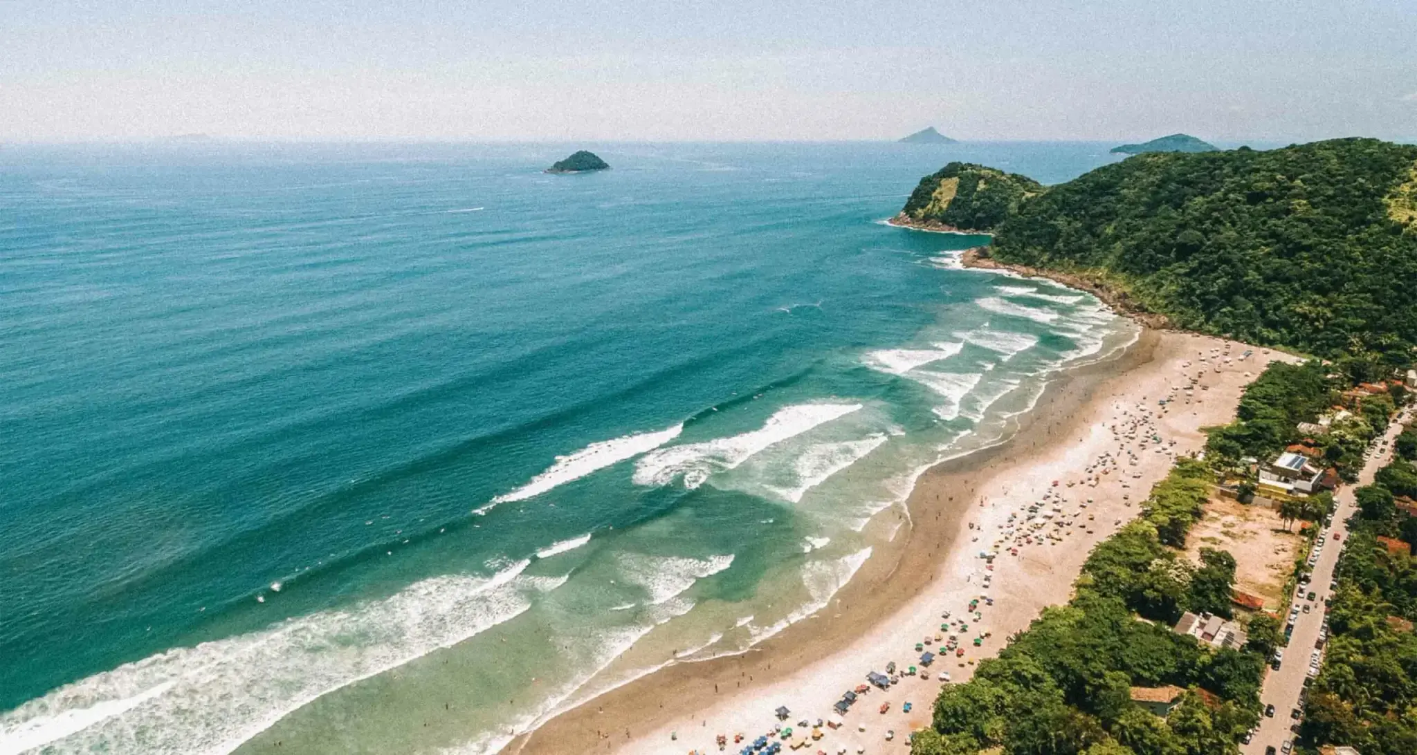 Praia de Juquehy em São Sebastião (SP), com areia clara e vegetação costeira