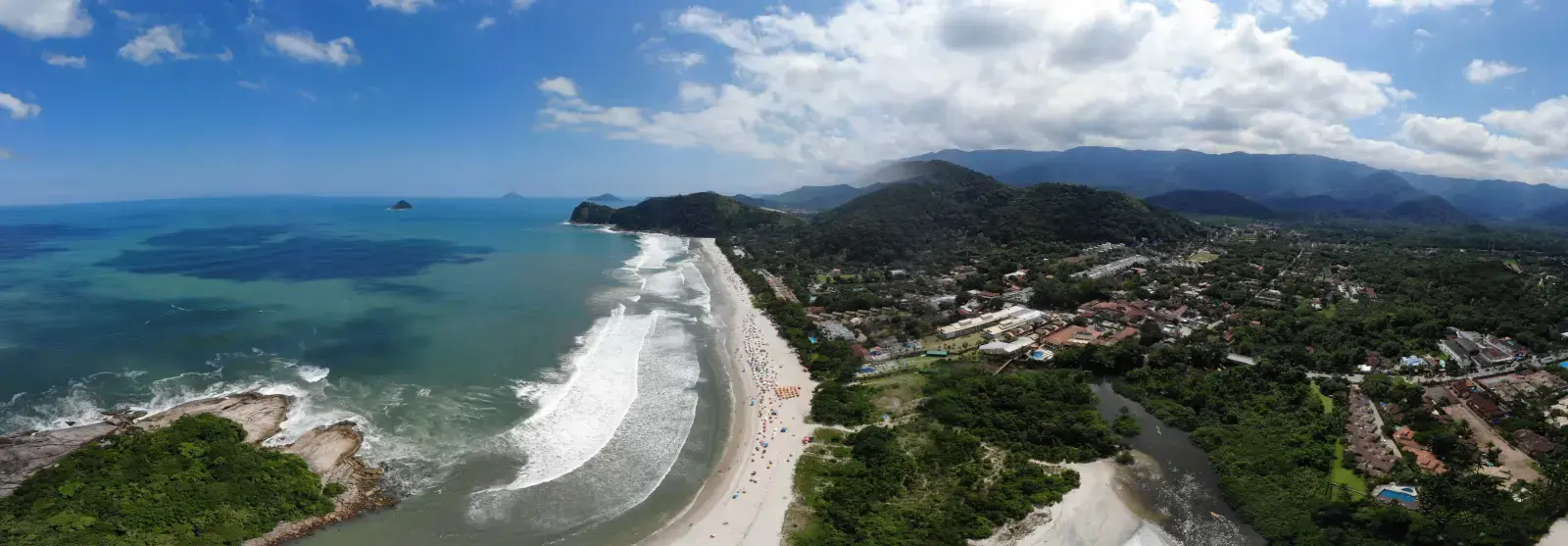 Praia de Camburi em Sao Sebastiao SP com coqueiros e mar azul