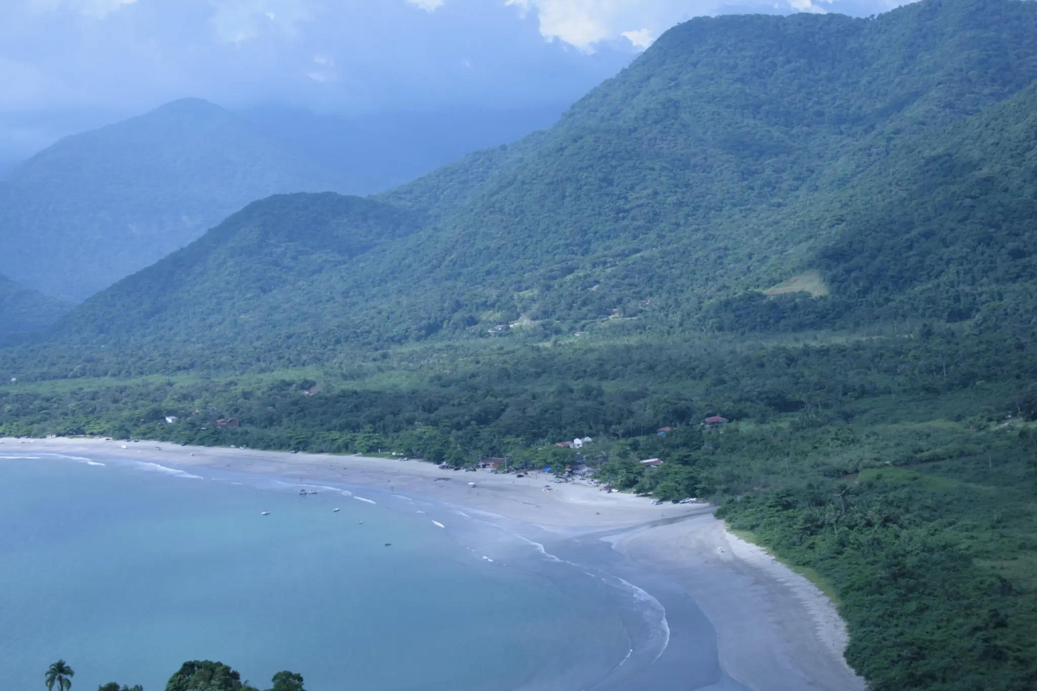 Vista aérea de Ubatuba SP com praias, Serra do Mar e Mata Atlântica