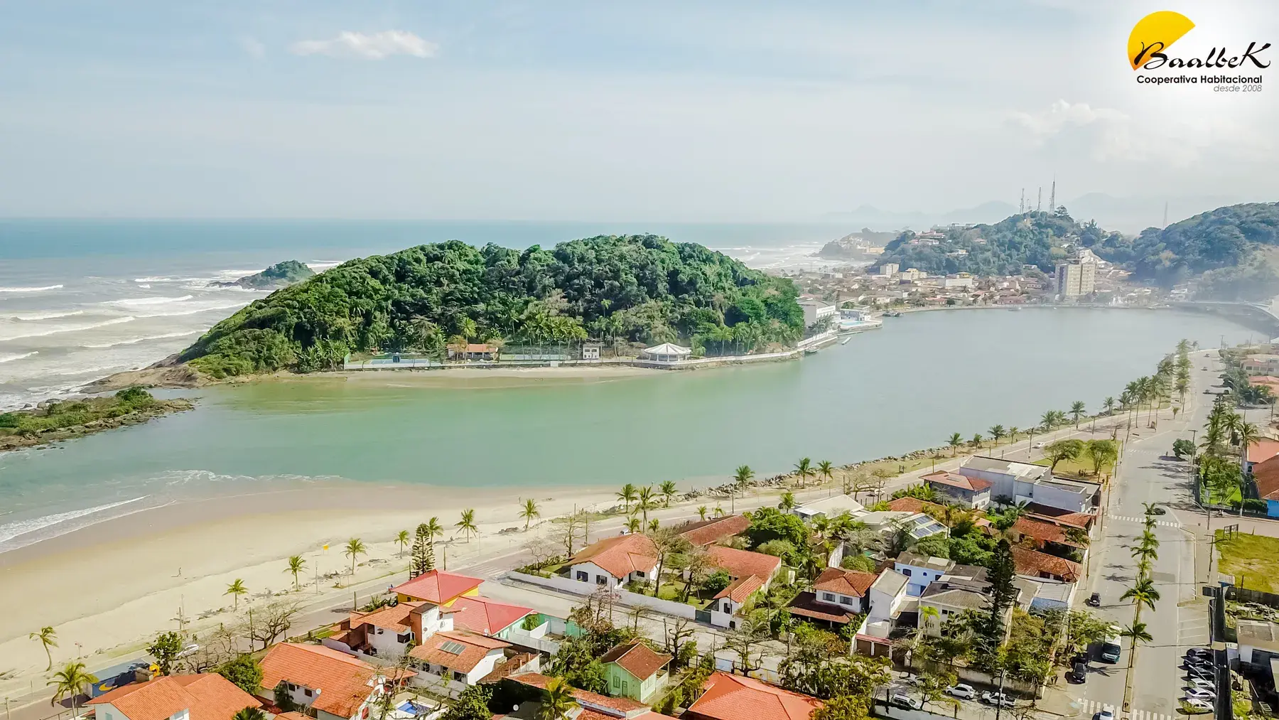 Praia de Itanhaém, no litoral sul paulista, com a foz do rio ao fundo