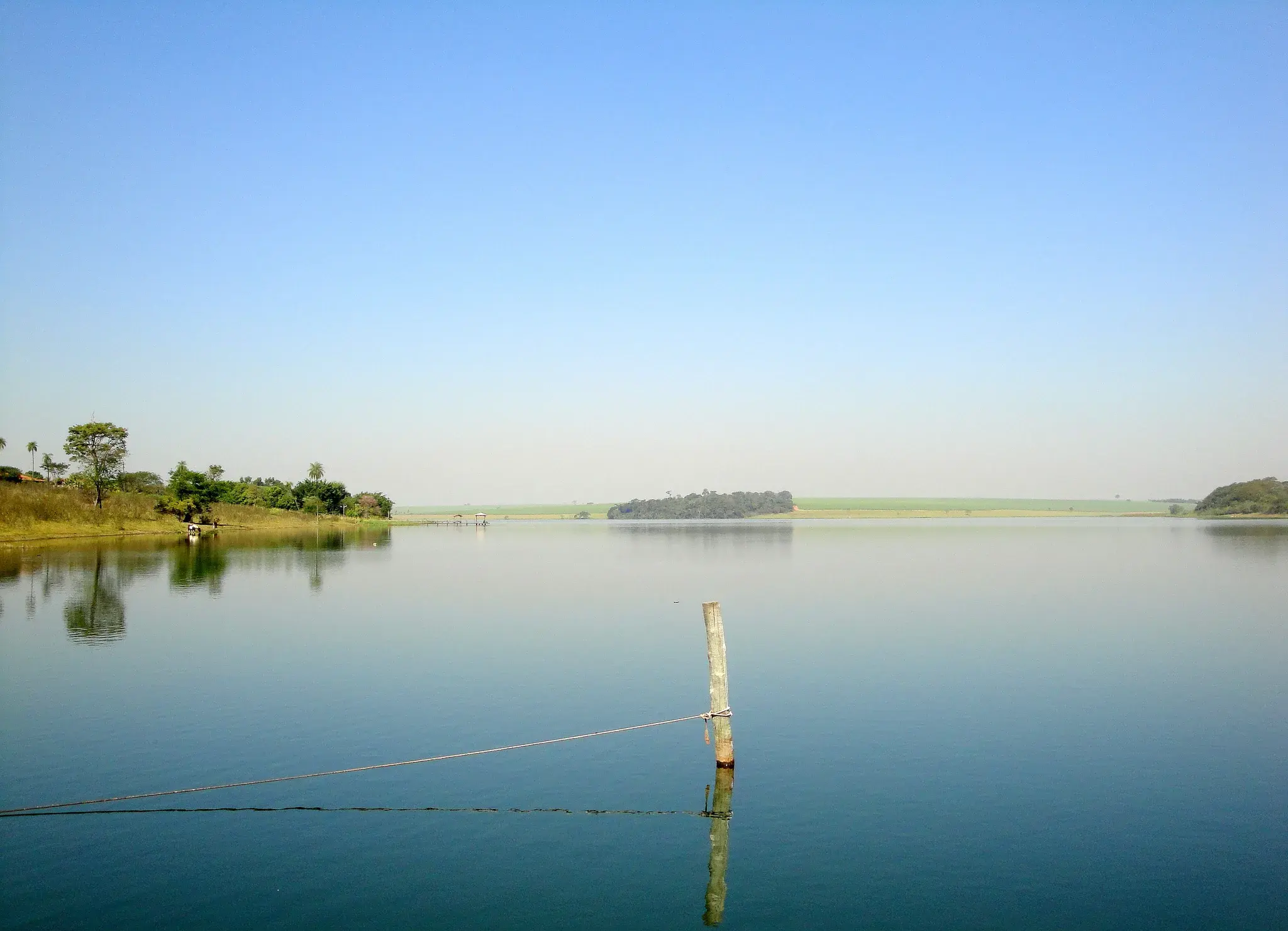 Rio Dourado de águas calmas e margem com pasto, no interior de São Paulo