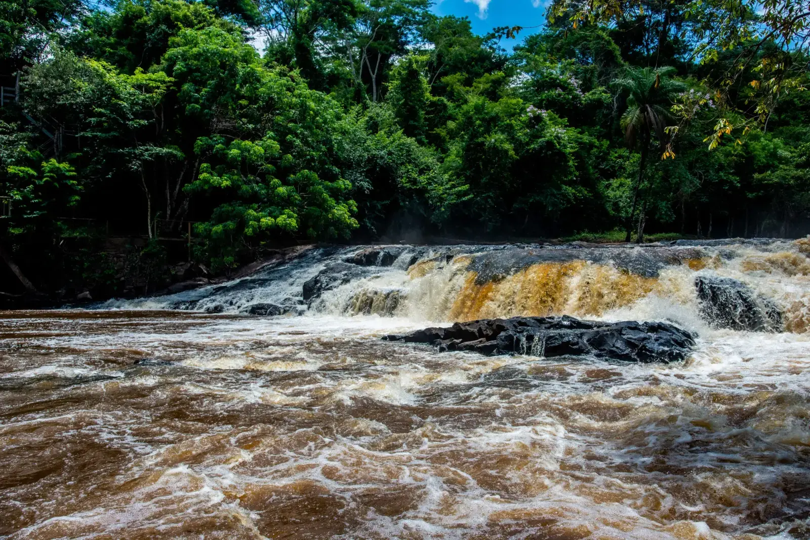 Águas claras do Rio Jacaré-Pepira correndo entre pedras na região de Brotas, interior de São Paulo
