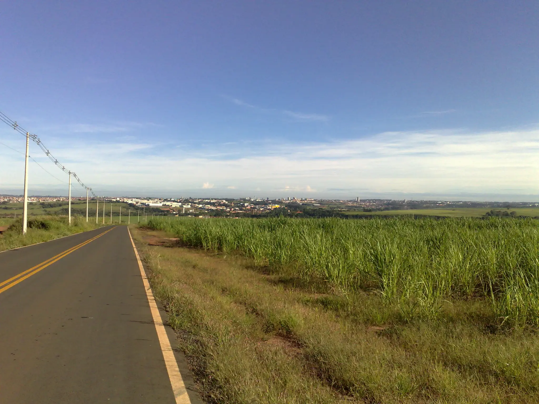 Campo e estrada em Indaiatuba, em São Paulo