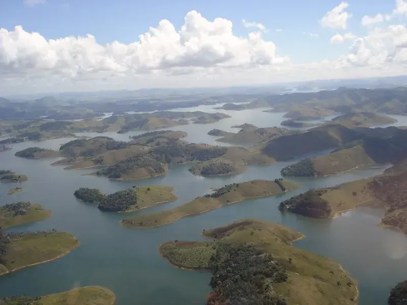 Panorama da represa de Paraibuna