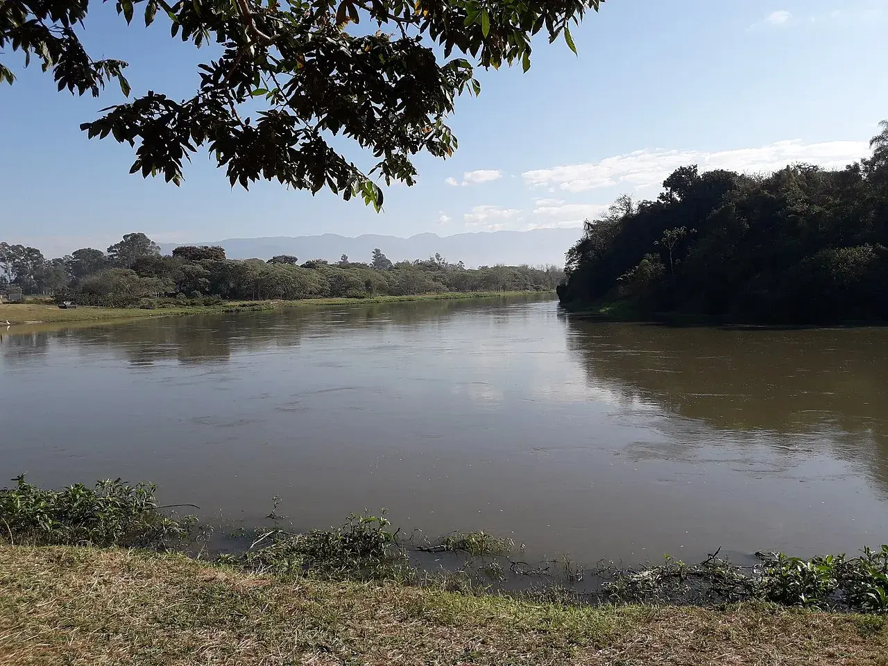 Vista ampla do Rio Paraíba do Sul com a Serra da Mantiqueira ao fundo