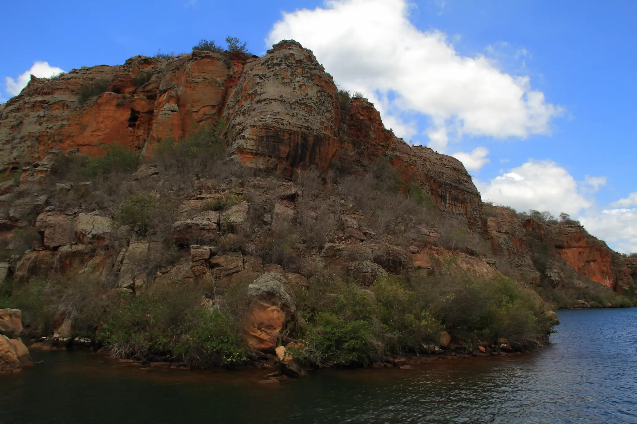 Paredões dos cânions do rio São Francisco na represa de Xingó, em Canindé de São Francisco, Sergipe