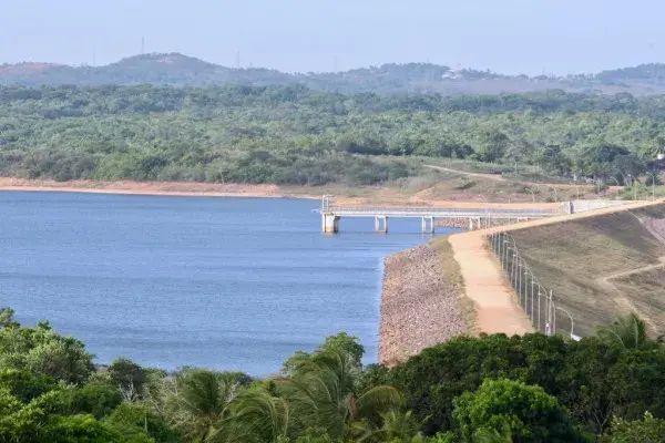 Barragem do Rio Poxim com águas calmas e vegetação ao redor em São Cristóvão, Sergipe
