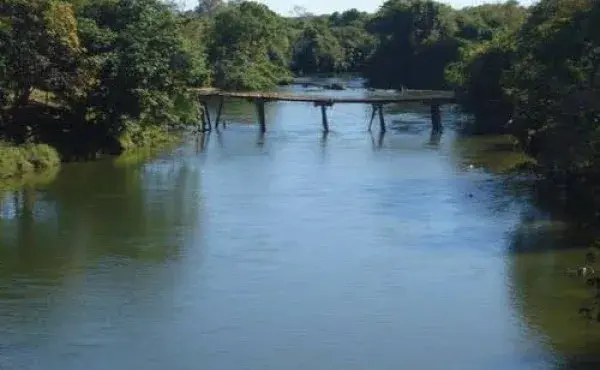 Rio Manuel Alves Grande com corredeiras e vegetação de cerrado