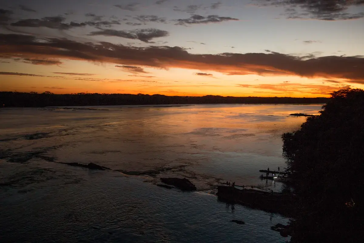 Pôr do sol perto do Arquipélago do Tropeço, no rio Tocantins