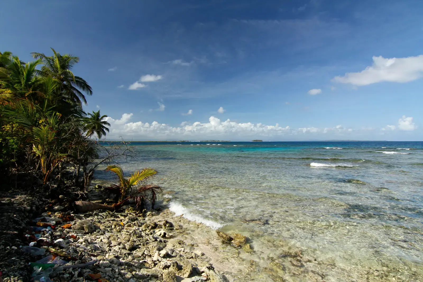 Ilha de areia branca com coqueiros e água rasa cristalina no arquipélago de San Blas, no Caribe panamenho