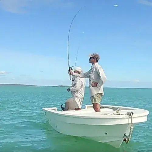 Pescador executando arremesso sobre a cabeça