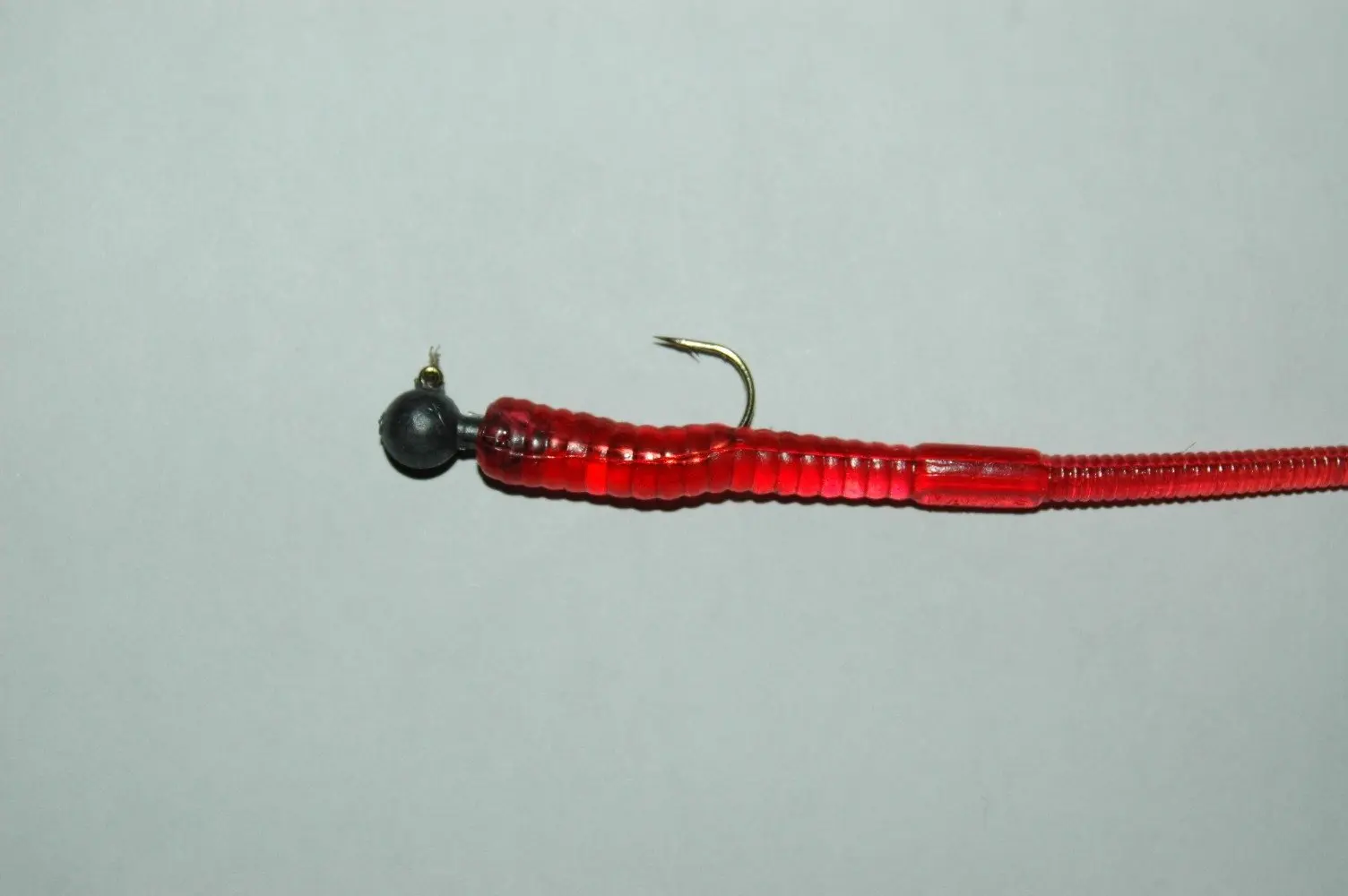 Jig head redondo com minhoca de silicone vermelha, a montagem base do ned rig