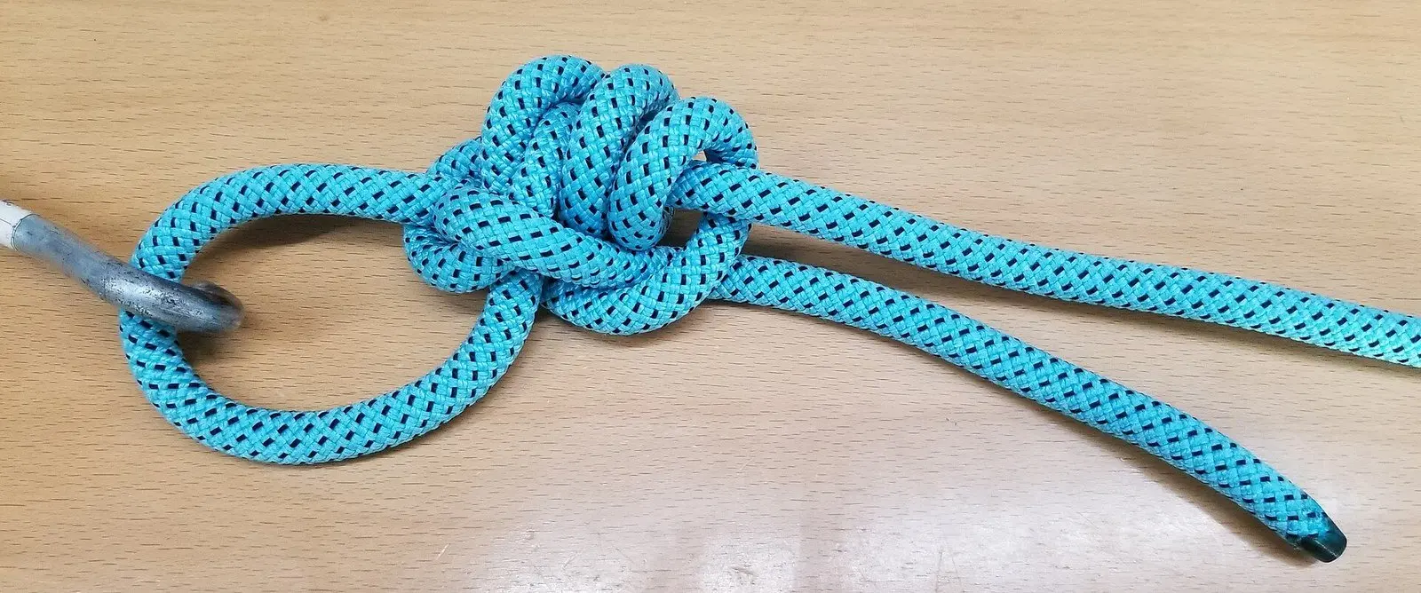 Nó Rapala com o loop frouxo na argola, antes do aperto final