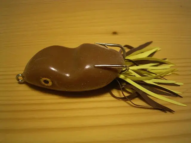 Isca artificial estilo sapo com anzóis duplos