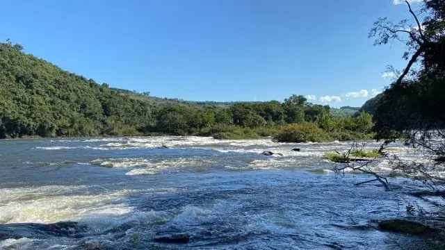 Barco de pesca costeira navegando ao amanhecer