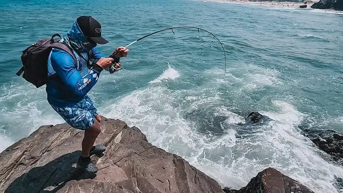 Barco de pesca costeira navegando ao amanhecer