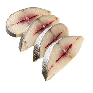 Pedaços de peixe cortados para uso como isca